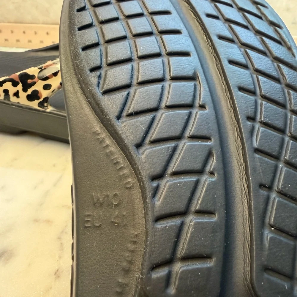 OOFOS Women's size 10 Leopard Sandals - Picture 6 of 6